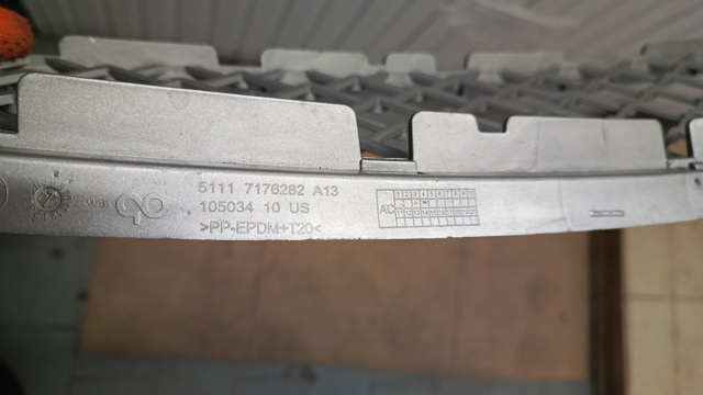 Решітка переднього бампера, центральна 51117176282 BMW