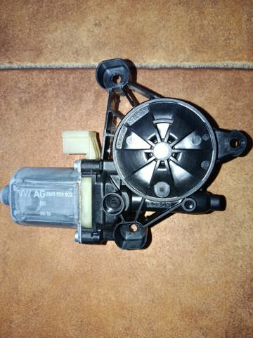 Двигун склопідіймача двері передньої, правої 8W0959802 VAG