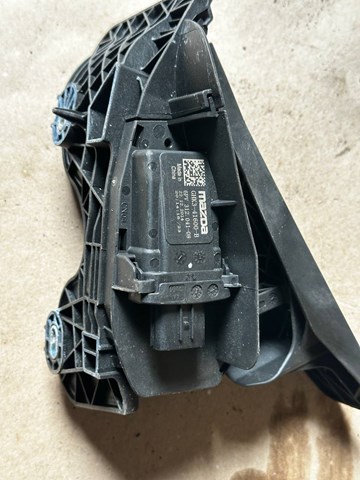 Педаль акселератора GHK341600B MAZDA