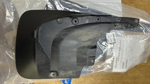 Бризговик задній, лівий PZ32060014 TOYOTA