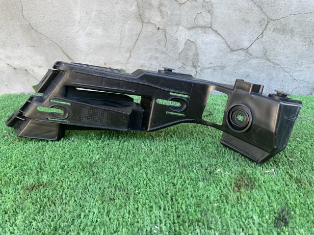 Направляюча заднього бампера, права 1K6807376 VAG