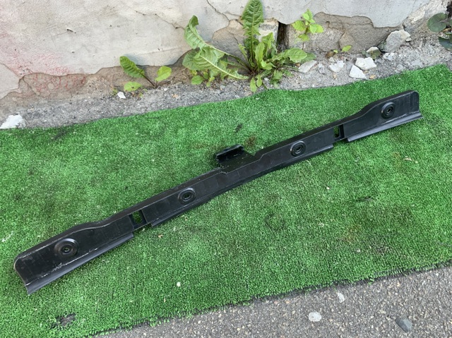Кронштейн бампера заднього, центральний 1K6807863 VAG