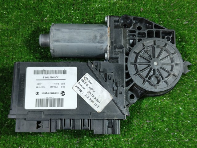 Двигун стеклопод'емника двері задньої, лівої 3D0959795E VAG