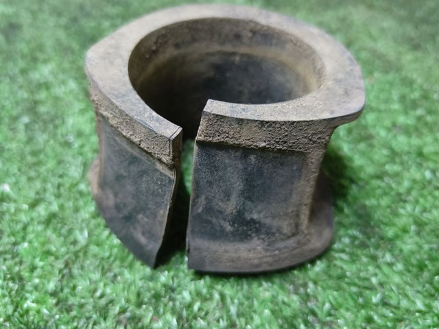 Втулка кріплення рульової рейки 4410A185 MITSUBISHI