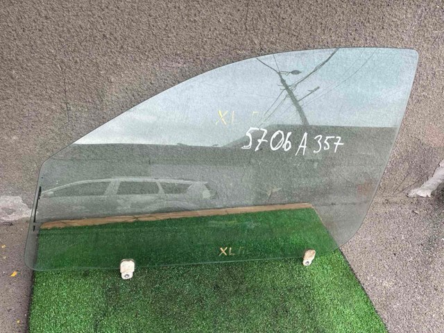 Скло водійських дверей 5706A357 MITSUBISHI