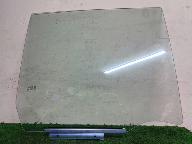 Скло задньої двері правої 5736A008 MITSUBISHI