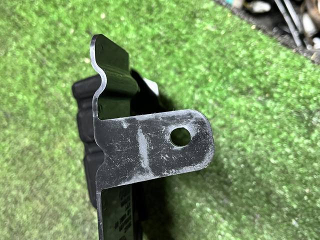 Направляюча переднього бампера, права 6400A480 MITSUBISHI