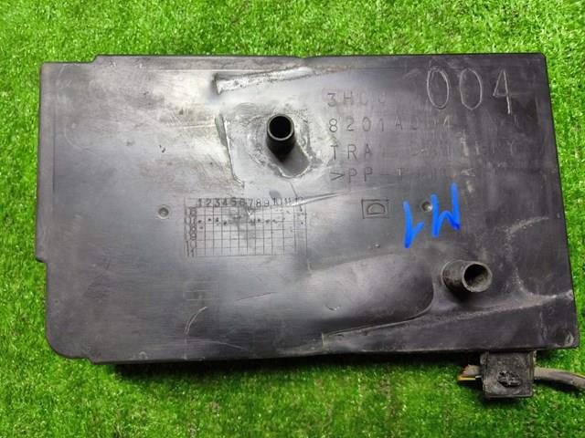 Кріплення / підставка акумулятора 8201A004 MITSUBISHI