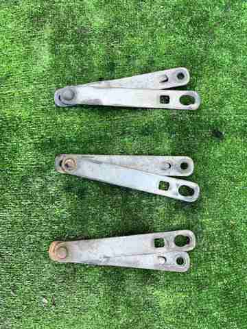Петля заднього борта MB437897 MITSUBISHI