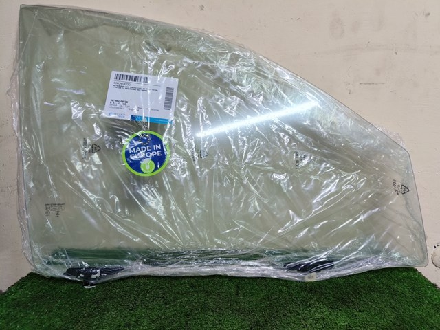Скло пасажирських дверей MN117598 MITSUBISHI
