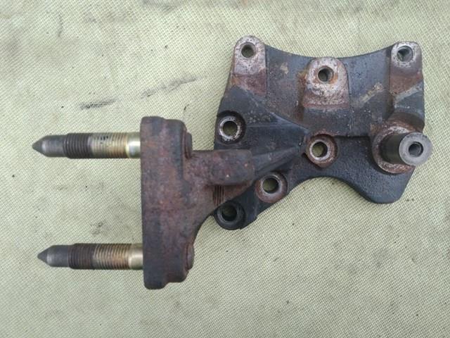 Кронштейн подушки (опори) двигуна, правої MN158459 MITSUBISHI