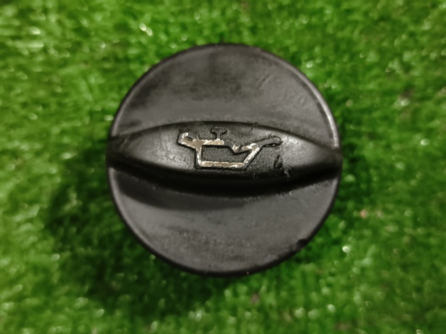 Кришка маслозаливной горловини MN158617 MITSUBISHI