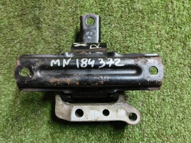 Права подушка двигуна MN184372 MITSUBISHI