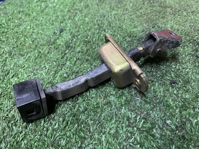Обмежувач відкриття дверей, задній MR473583 MITSUBISHI