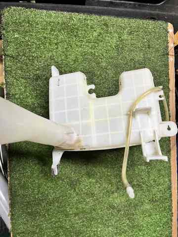 Бачок склоомивача MR570437 MITSUBISHI