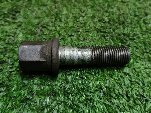 Болт коленвала MR984523 MITSUBISHI