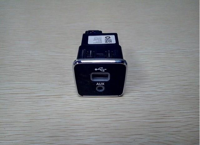 USB-розгалужувач 5XG28DX9AD CHRYSLER