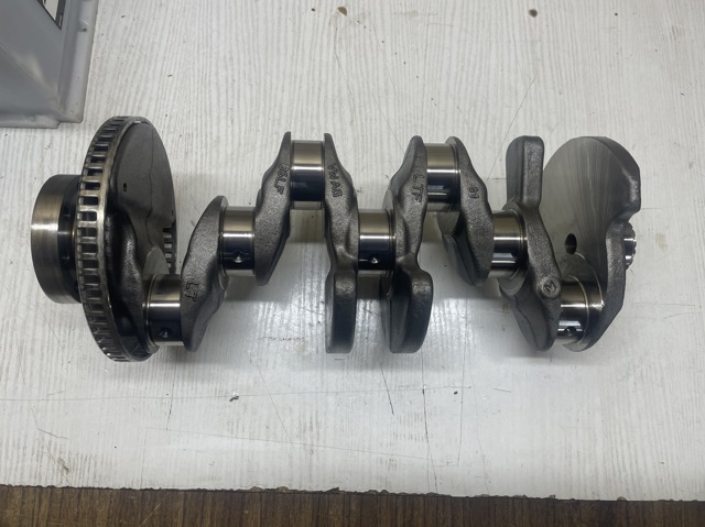 Колінвал двигуна 06K105101L VAG