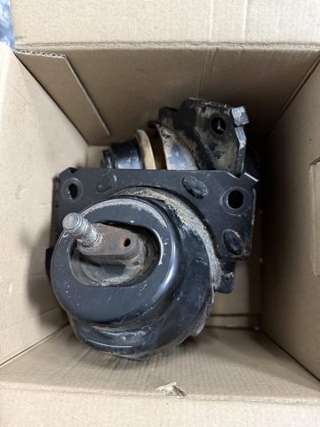Подушка (опора) двигуна, права передня 1236130143 TOYOTA