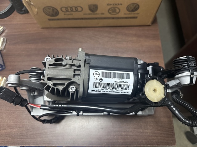 Компресор пневмоподвески 7L0616007 VAG