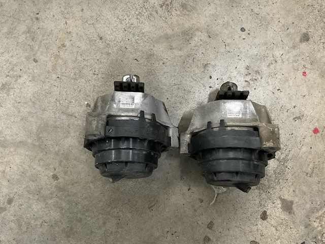 Права подушка двигуна 22116860512 BMW