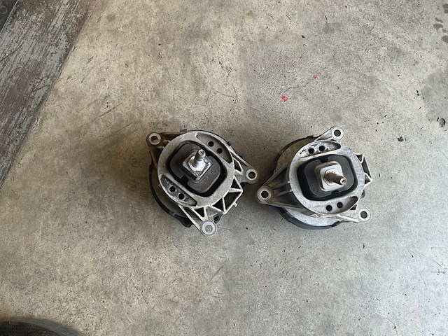 Права опора двигуна 22116868490 BMW