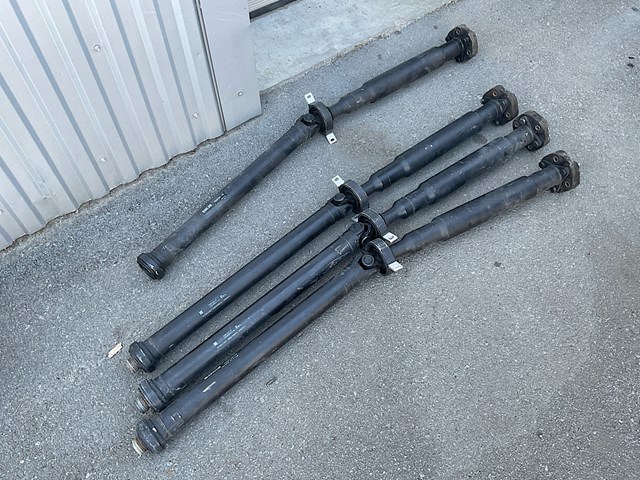 Вал карданний задній, у зборі 26107589128 BMW