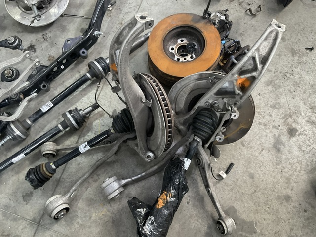 Цапфа поворотного кулака 31106890573 BMW