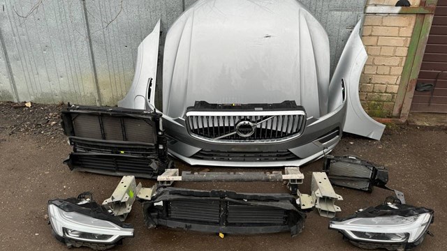 Кронштейн передньої панелі, лівий 31651561 VOLVO