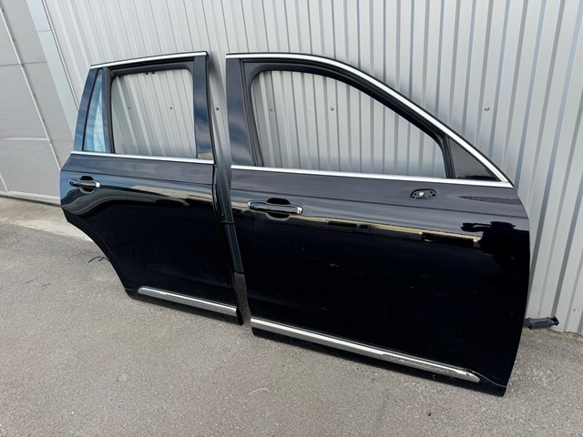 Пасажирські передні двері 32133217 VOLVO