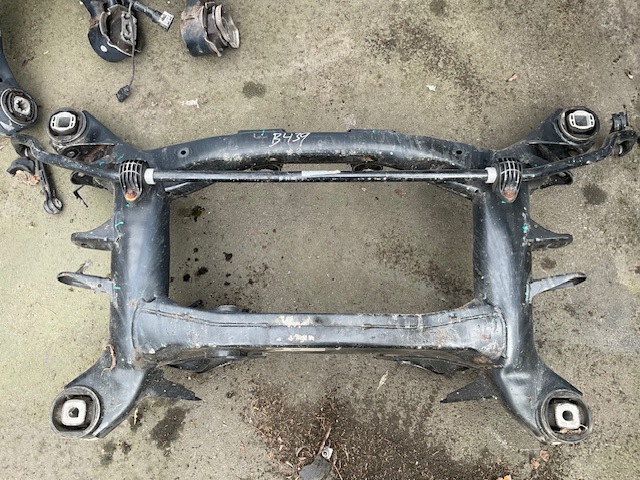 Балка задньої підвіски поперечна 33306874404 BMW