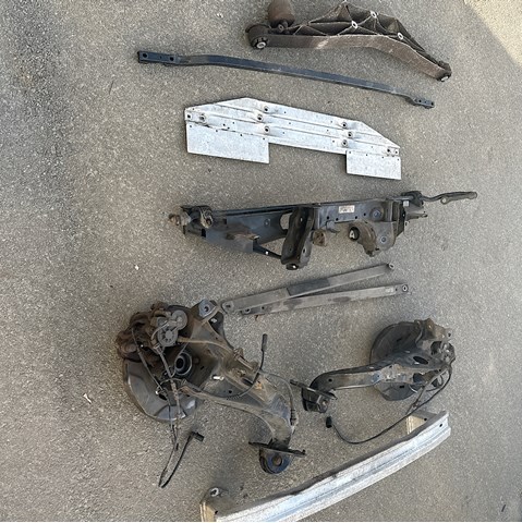 Балка задньої підвіски поперечна 33316862558 BMW
