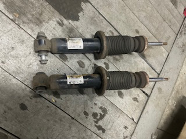 Стійка амортизатора задня 33526796422 BMW