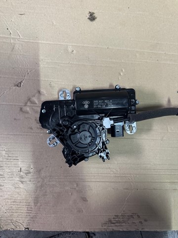 Актуатор замка багажника (задніх дверей) 3V5827887B VAG