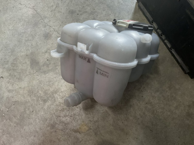 Бачок для води 4M0121405AG VAG