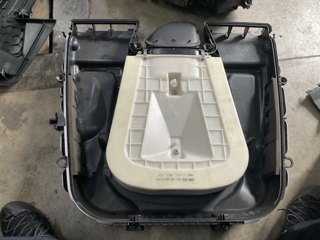 Корпус повітряного фільтра 4M0133835G VAG