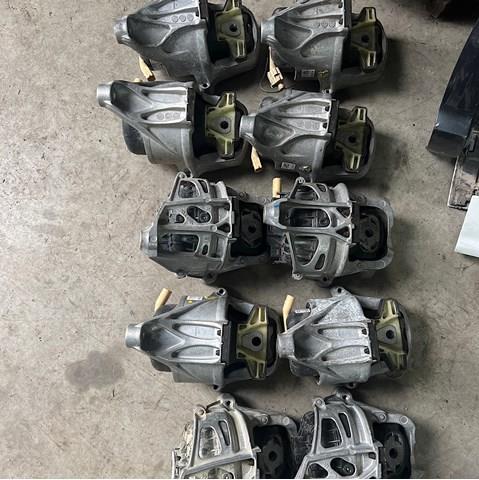 Ліва подушка двигуна 4M0199371FE VAG