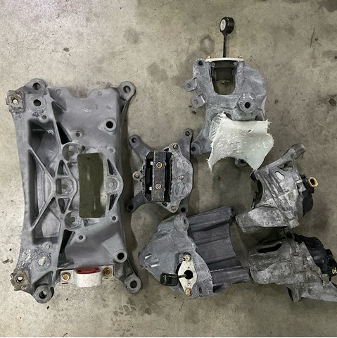 Права подушка двигуна 4M0199372B VAG