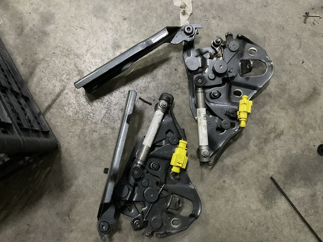 Завіса капота права 4M0823302B VAG