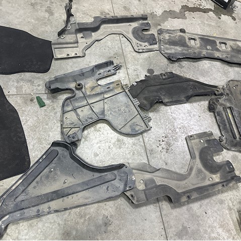 Захист днища, задній правий 4M0825219E VAG