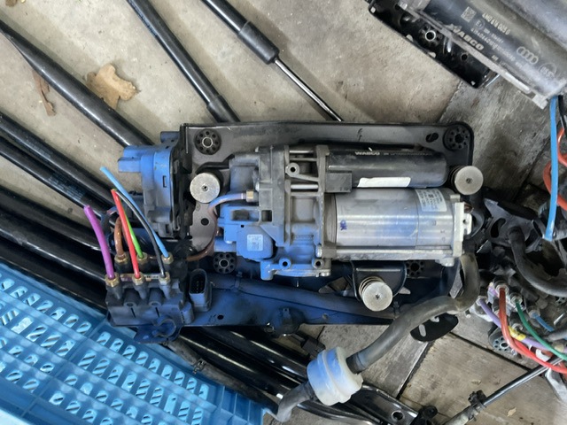 Компресор пневмопідкачкою (амортизаторів) 4N0616005C VAG