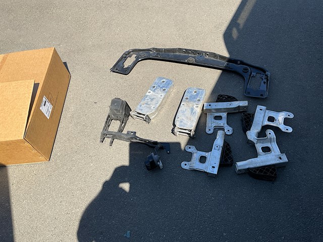 Кронштейн підсилювача переднього бампера 51117266191 BMW