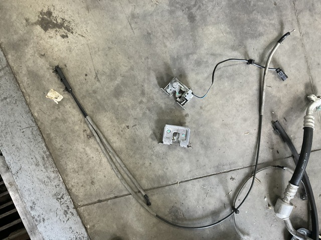 Замок капота, лівий 51232753419 BMW