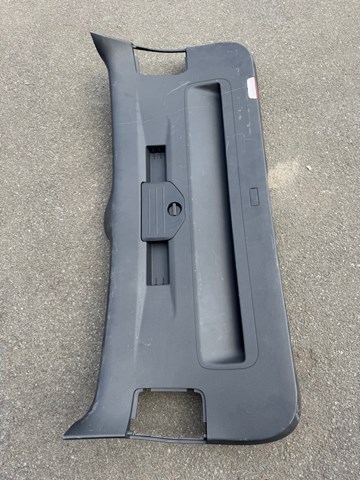 Обшивка-облицювання кришки багажника 7P6867601D82V VAG