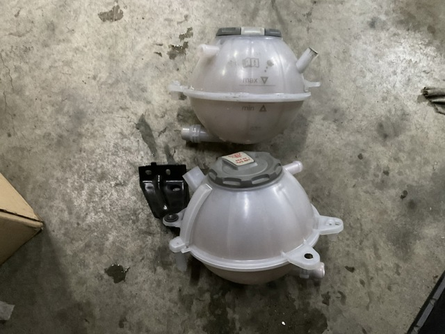 Бачок розширювальний 80A121405AG VAG