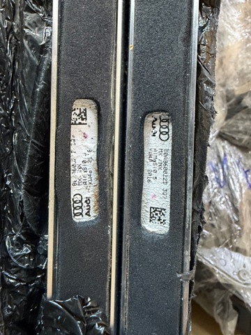 Рейлінг даху правий 80A860022D3Q7 VAG
