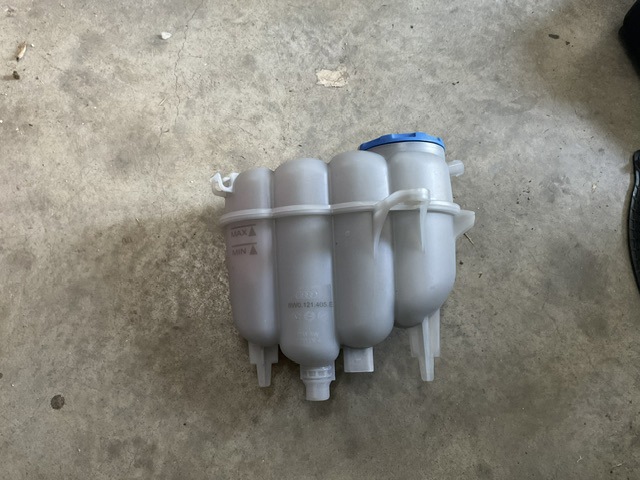 Розширювальний бачок охолодження 8W0121405E VAG