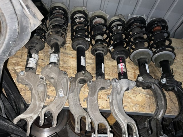 Стійка передня 8W0413031AA VAG