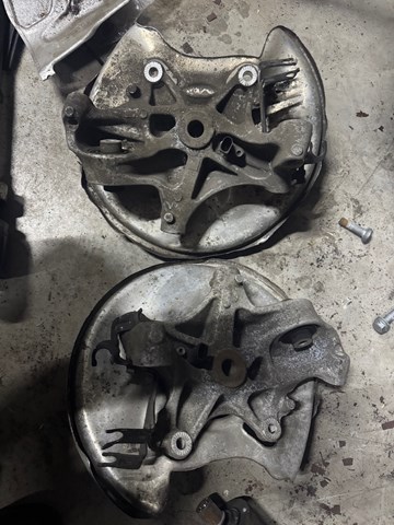 Цапфа поворотна права 8W0505432T VAG