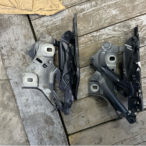 Завіса капота 8W0823301E VAG